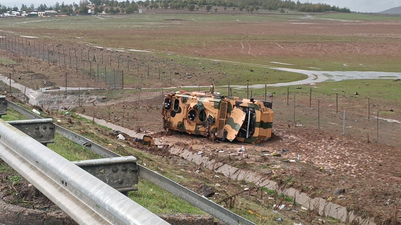 Askeri araç şarampole devrildi! Çok sayıda asker yaralandı