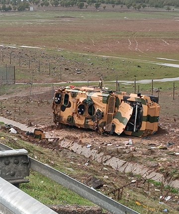 Askeri araç şarampole devrildi! Çok sayıda asker yaralandı
