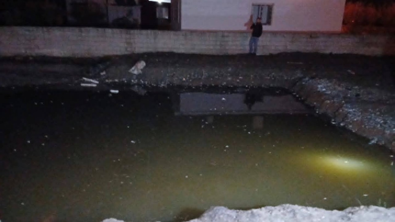 Su dolu inşaat temeline düşen 2 kardeş öldü