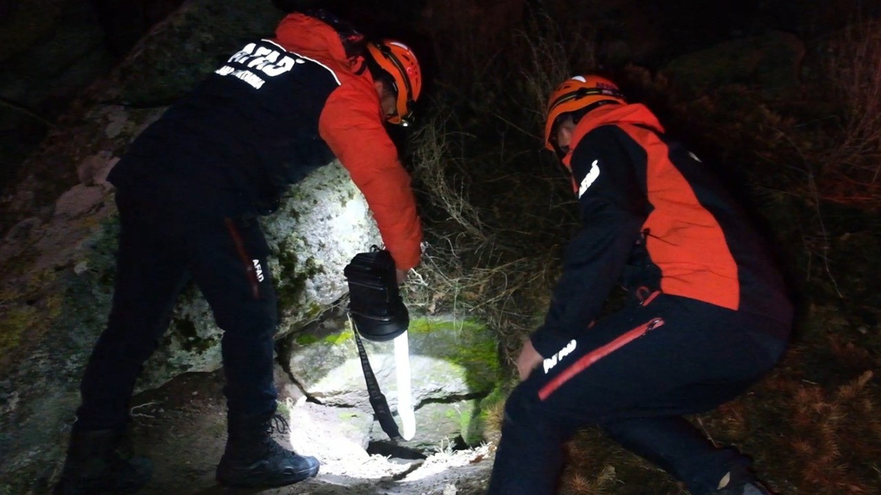 Define bulmak için girdikleri sarnıçta mahsur kaldılar