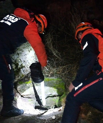 Define bulmak için girdikleri sarnıçta mahsur kaldılar