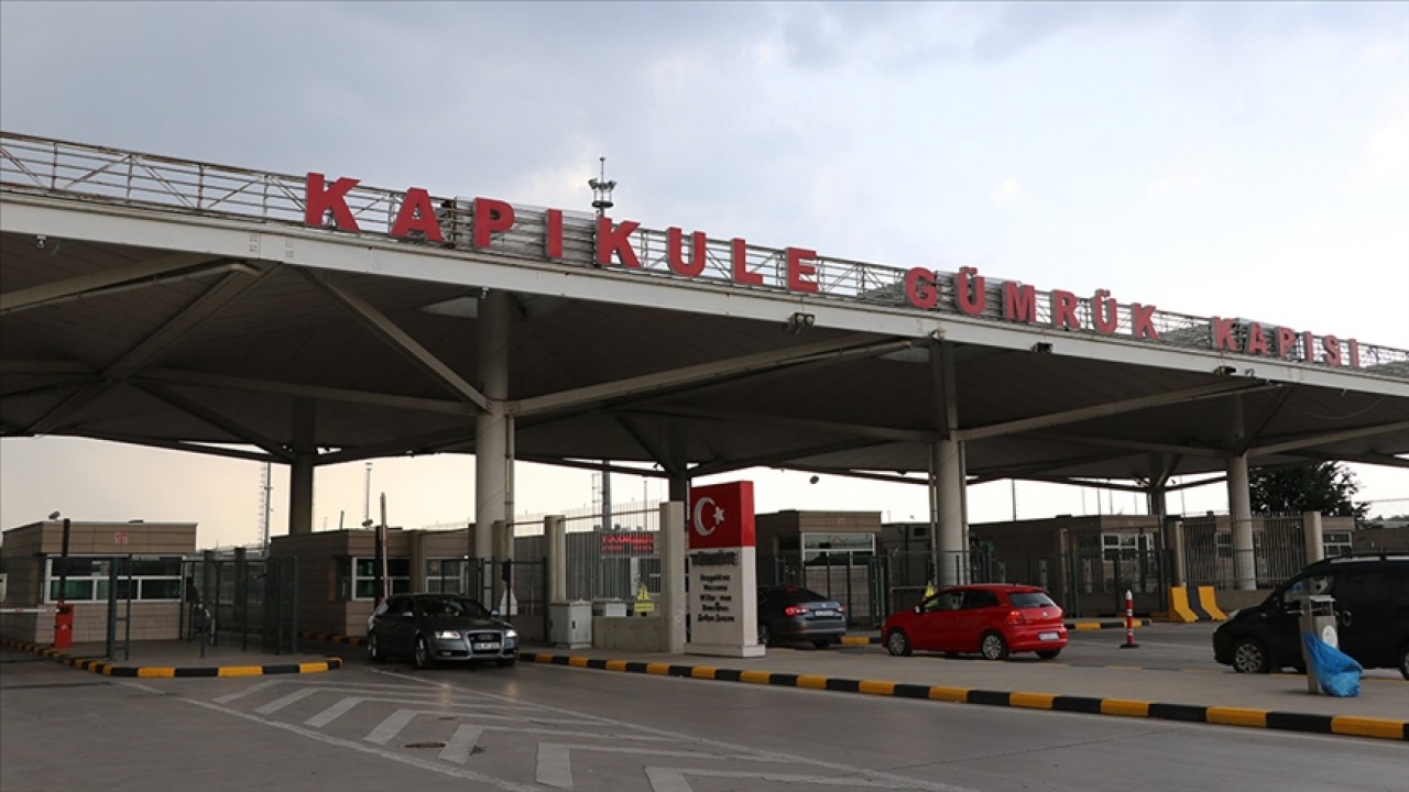 Kapıkule Sınır Kapısı’ndan çıkıp Kapıköy Sınır Kapısı’ndan tekrar giren biri, sırasıyla Türkiye’den hangi ülkeye gitmiş ve hangi ülkeden Türkiye’ye girmiştir? Kim Milyoner Olmak İster