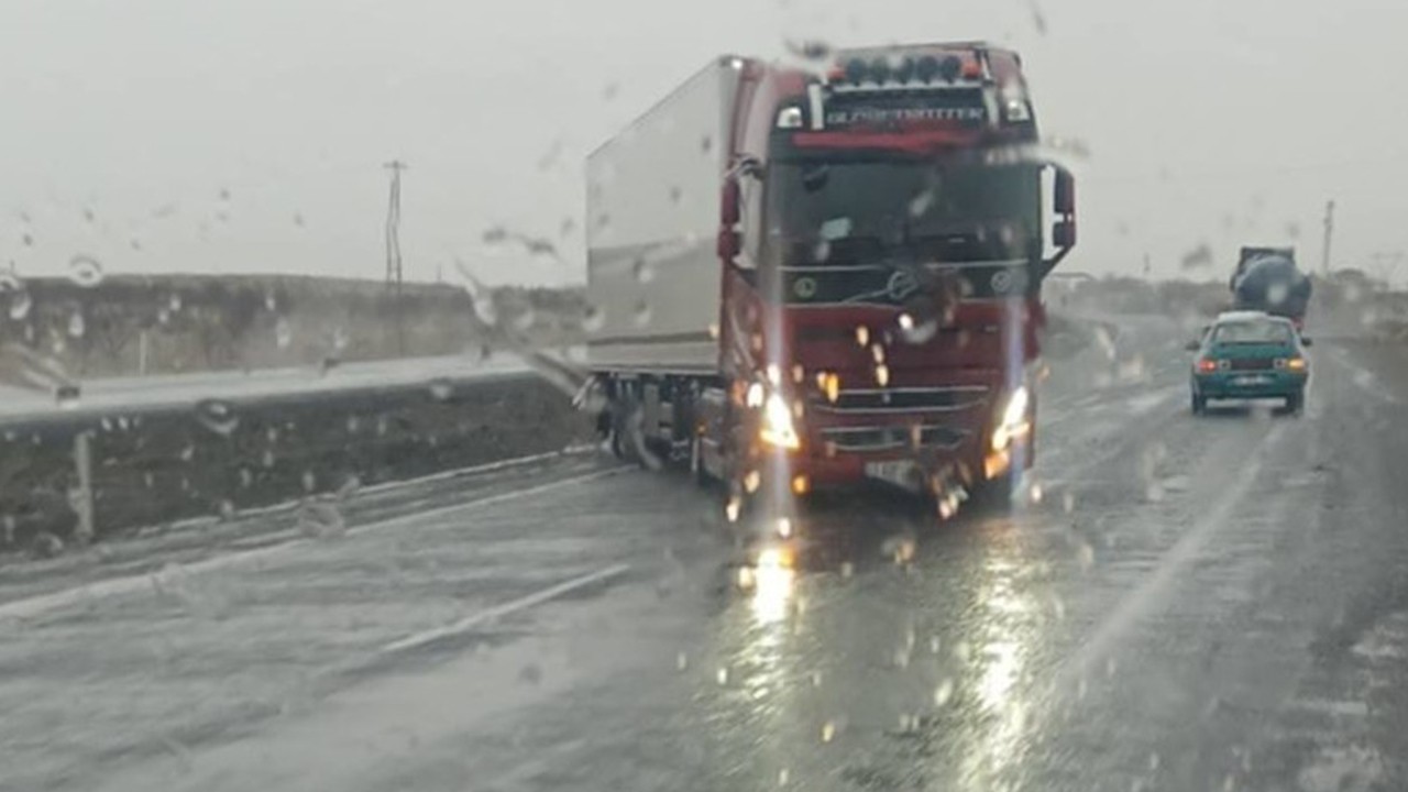 Karapınar'da şiddetli rüzgar ve sağanak sürücülere zor anlar yaşattı