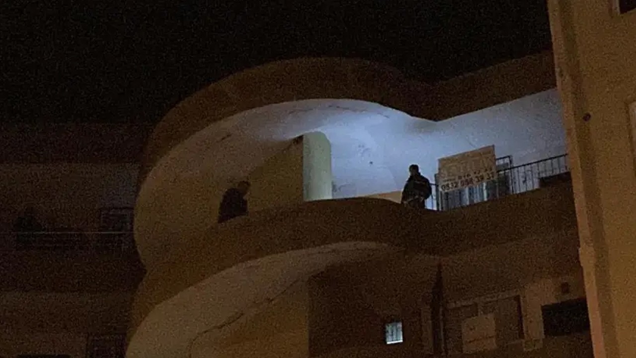 Kavga ihbarına giden polis banyoda cesetle karşılaştı