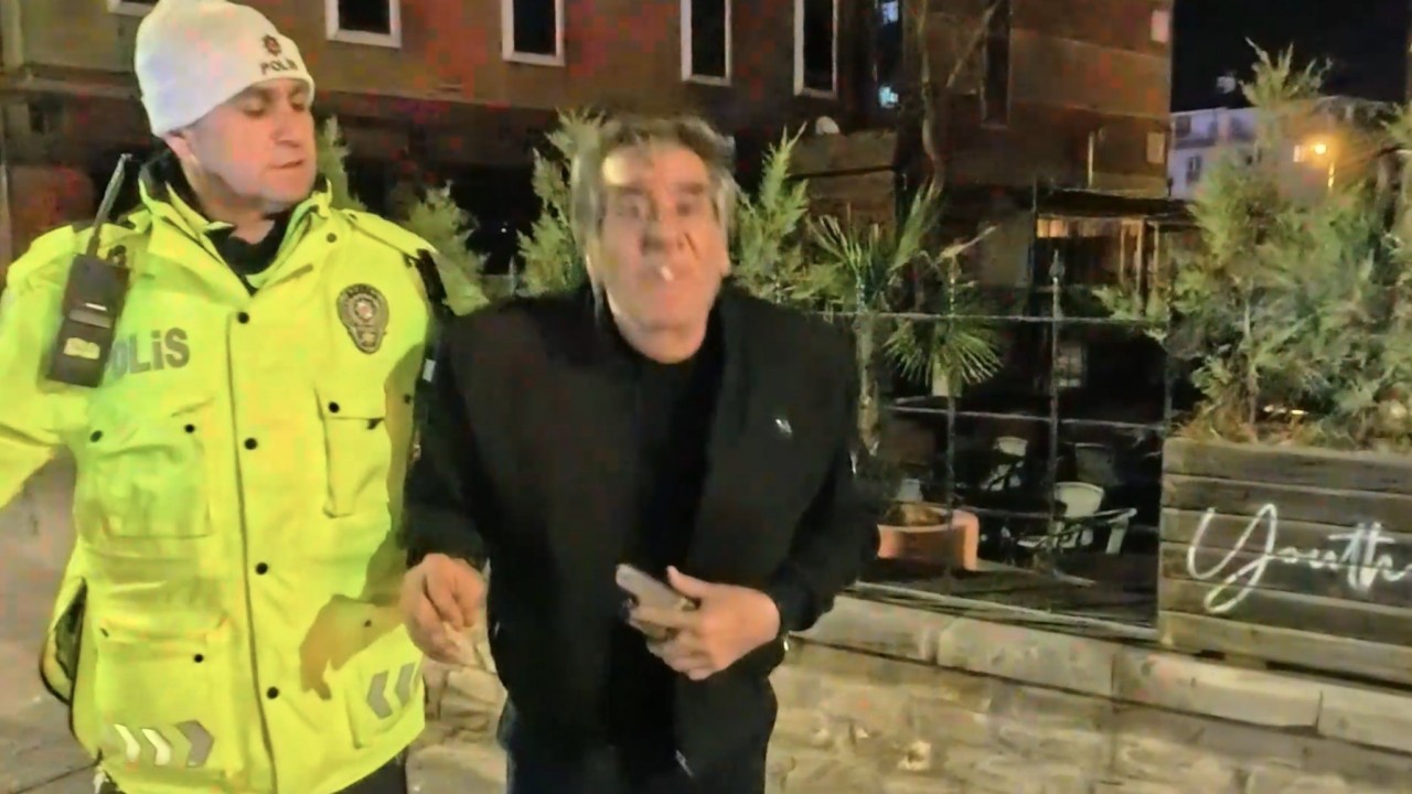 2.14 promil alkolle yakalandı: Gazeteciye el sallayıp yüzüne tükürdü