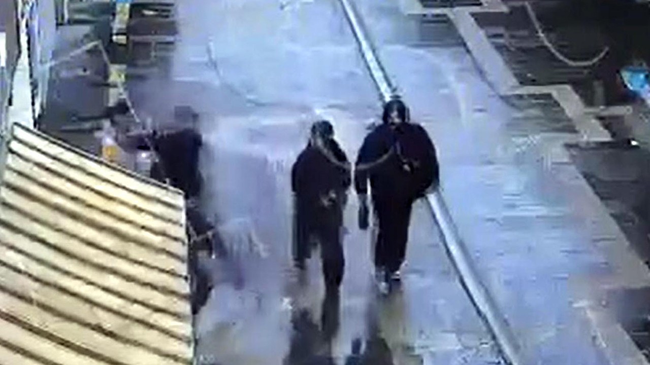 'Birini bıçaklamam lazım' diyerek evden çıkıp 16 yaşındaki kız çocuğunu bıçaklamıştı; o anların görüntüleri ortaya çıktı