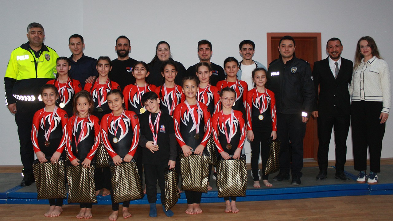 Halkapınar'da "Bayrak Sevgisi ve Spor" temalı gösteri düzenlendi