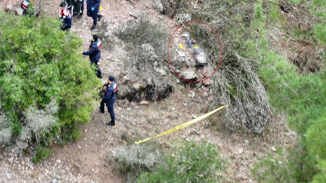 Kayıp olarak aranan kişinin 100 metrelik uçurumda cansız bedeni bulundu