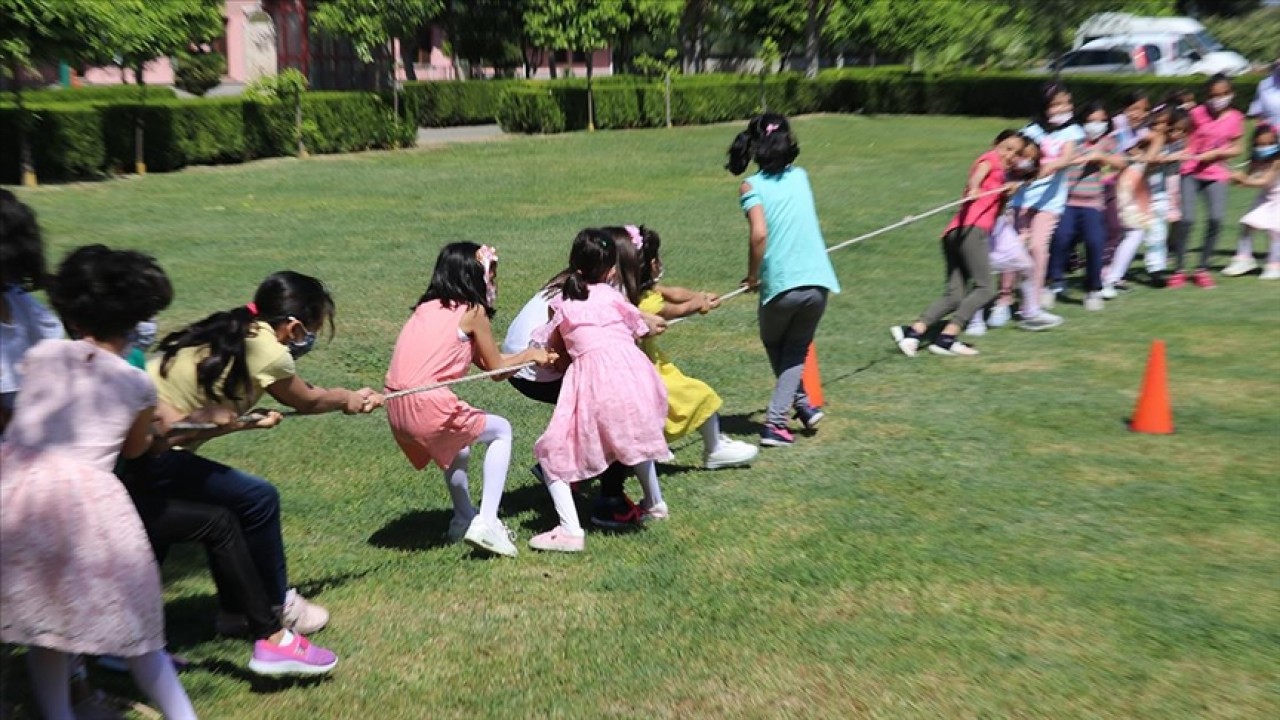 Evvel zaman içinde kelimeleri  ile başlayan tekerlemelere göre beşik nasıl sallanır? Çifte Milyon sorusu