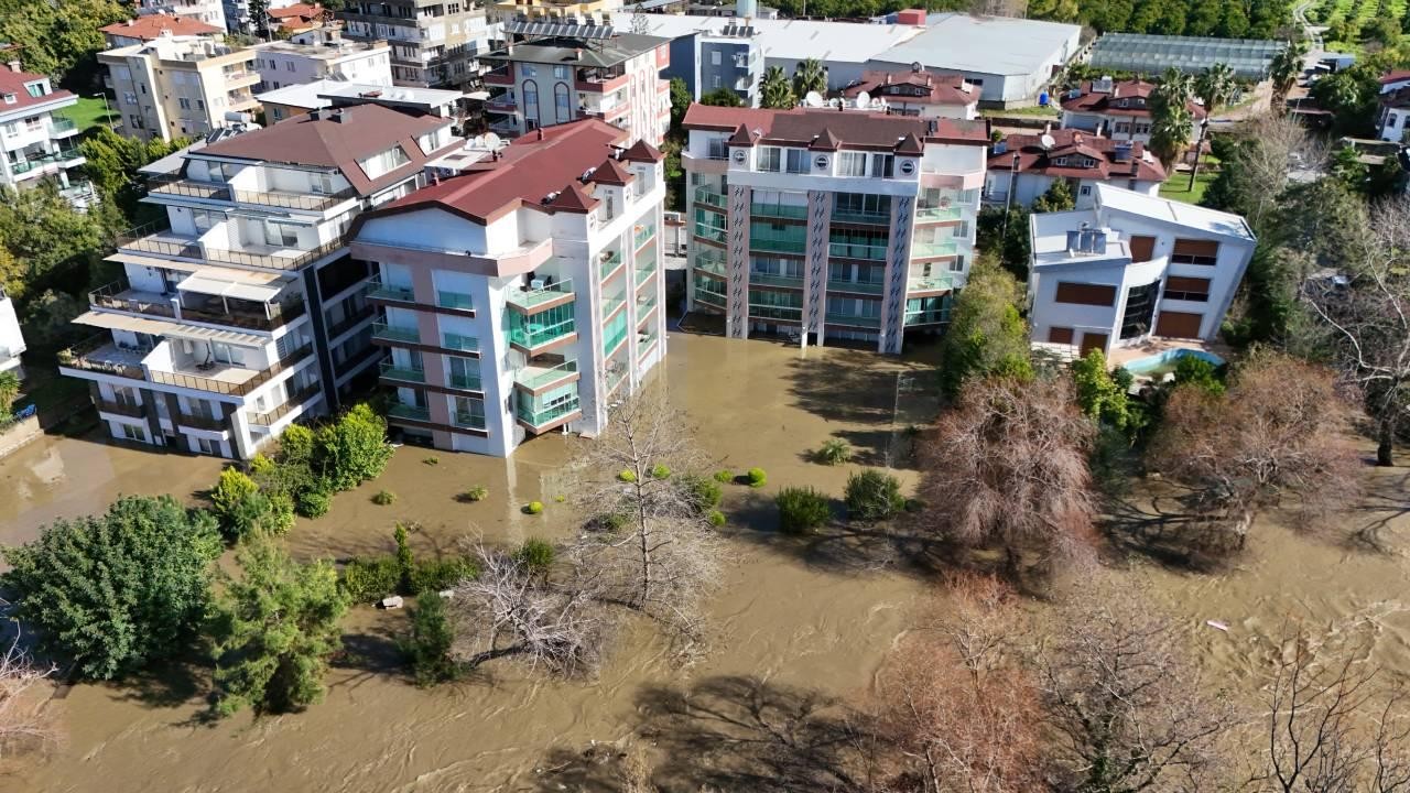 Sağanak sel getirdi! Evler boşaltıldı