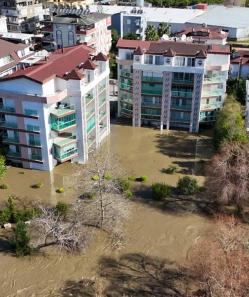 Sağanak sel getirdi! Evler boşaltıldı