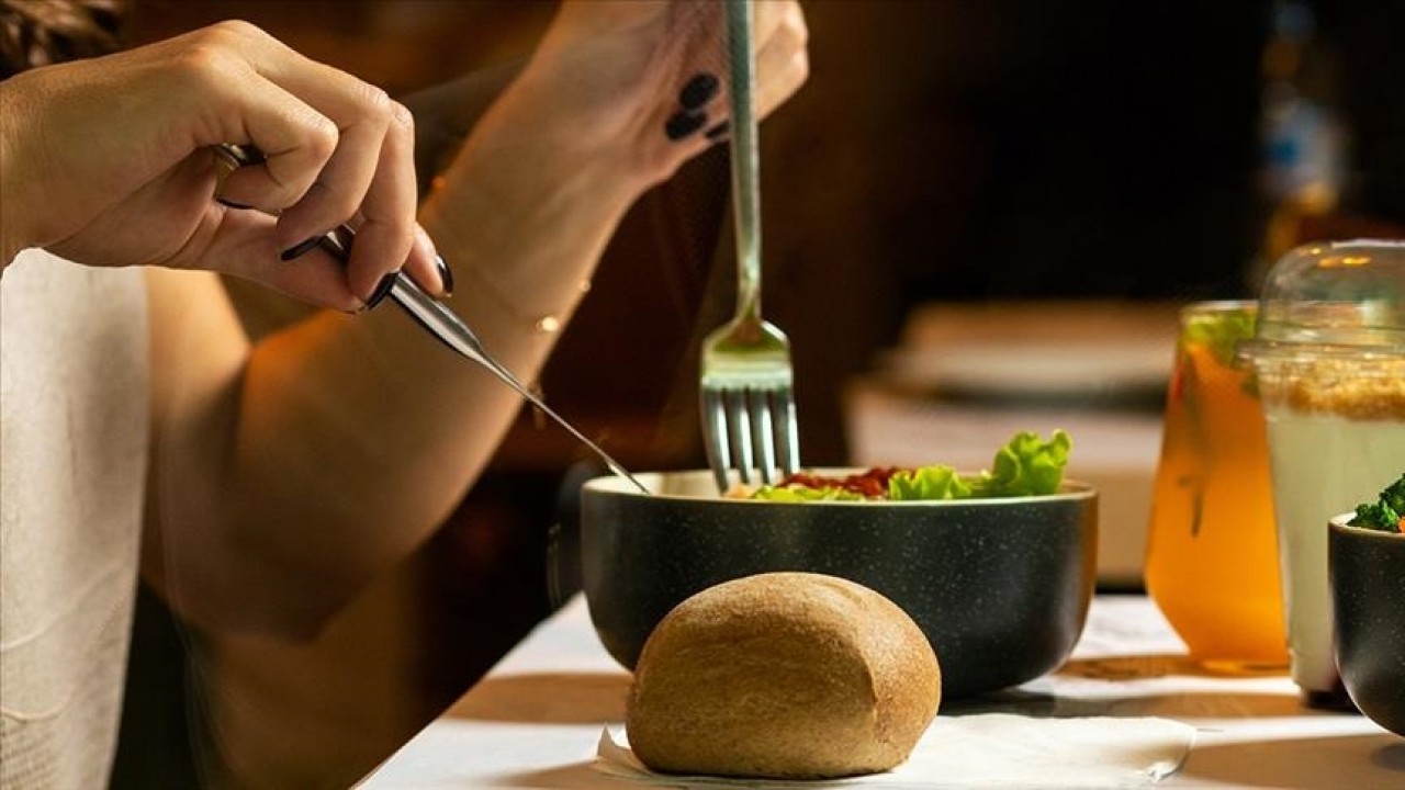 16 Şubat Pazartesi sabahı diyete başlayan ve her gün 250 gram veren kişi, 6 Mart Cuma günü kaç kilo vermiş olur? Beyaz'la joker