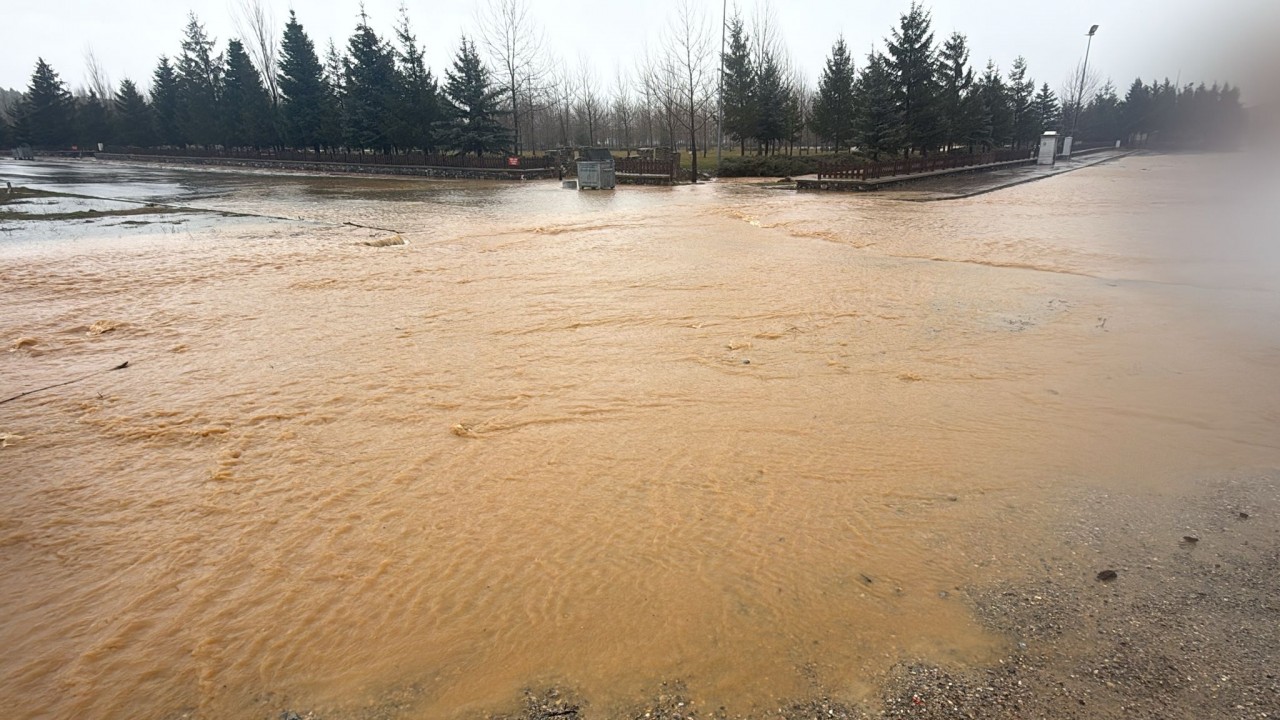 Belediye ekipleri yağış nedeni ile sahada