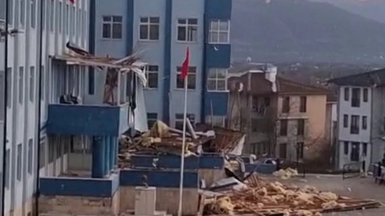 Fırtınanın çatısını uçurduğu okulda eğitime ara verildi