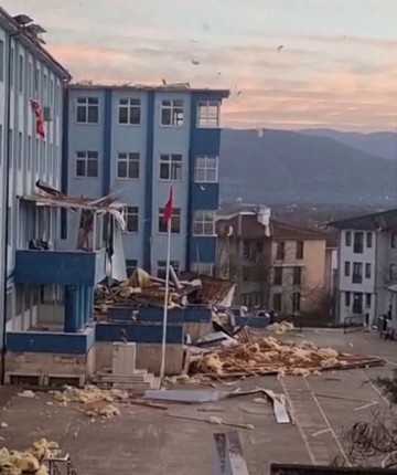 Fırtınanın çatısını uçurduğu okulda eğitime ara verildi