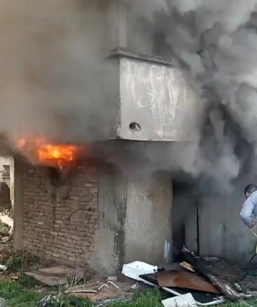 Metruk bina alev alev yandı