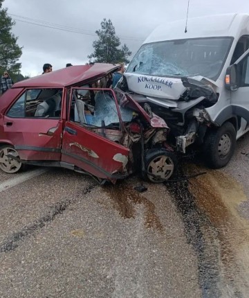 Minibüs ile otomobil kafa kafaya çarpıştı: 2 ölü, 4 yaralı