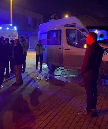 Servis minibüsü ile otomobilin çarpıştığı kazada 9 kişi yaralandı