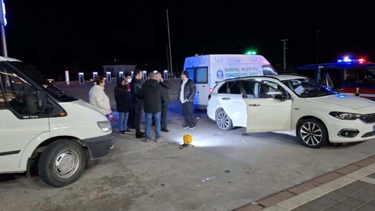 Dinlenme tesisindeki otomobilden ceset çıktı