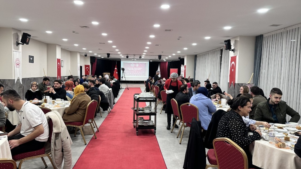 Konya'da devlet desteğiyle evlenen gençler akşam yemeğinde buluştu