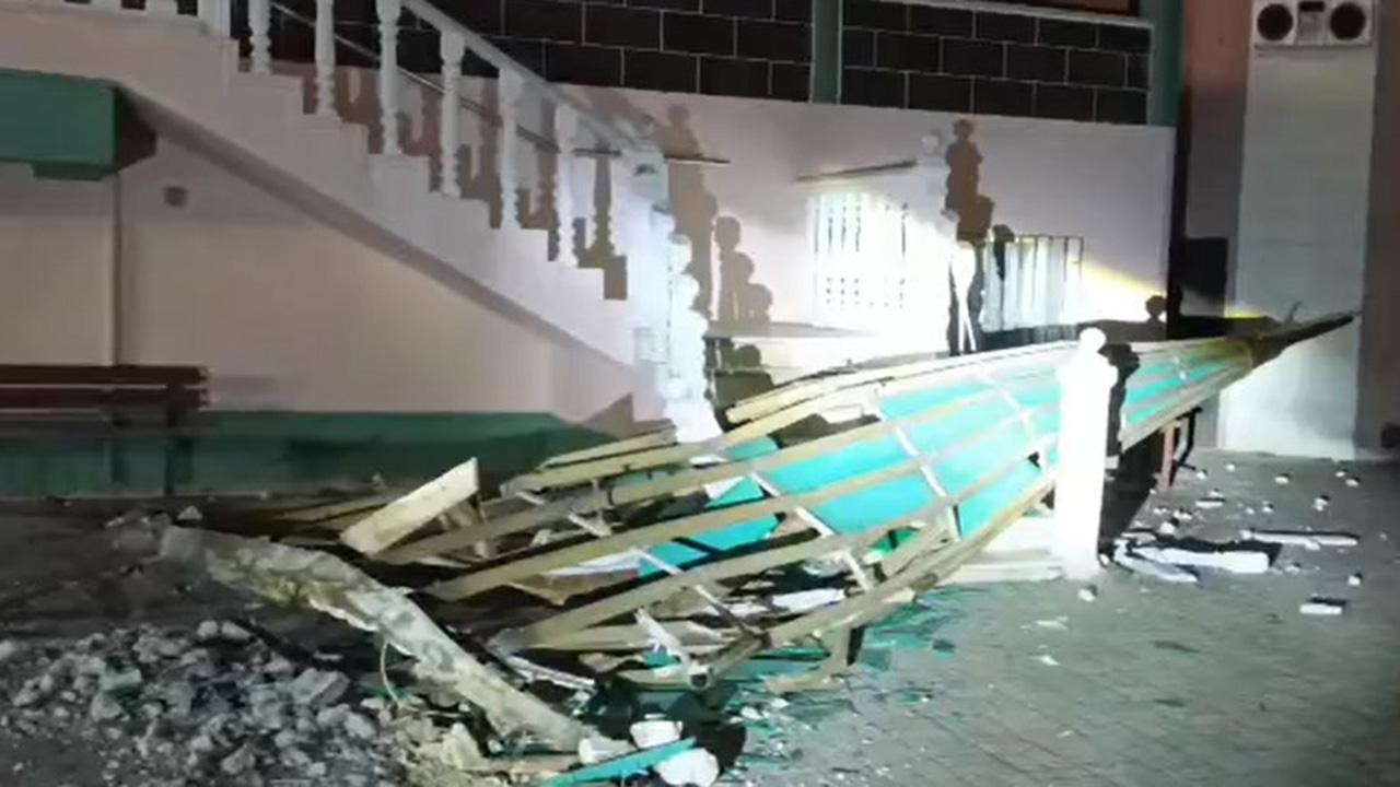 Manisa'yı fırtına vurdu: Minarenin külahı devrildi, çatılar uçtu, ağaçlar devrildi