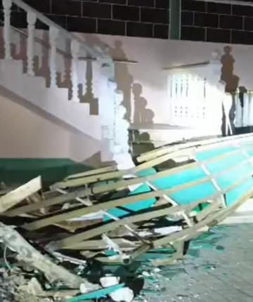 Manisa'yı fırtına vurdu: Minarenin külahı devrildi, çatılar uçtu, ağaçlar devrildi