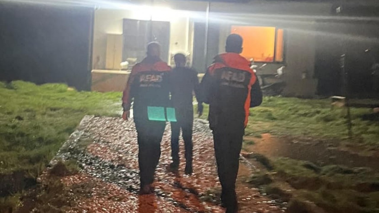 Aracı akıntıya kapılan vatandaş son anda kurtuldu