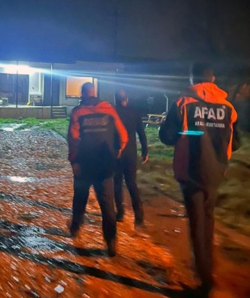 Aracı akıntıya kapılan vatandaş son anda kurtuldu