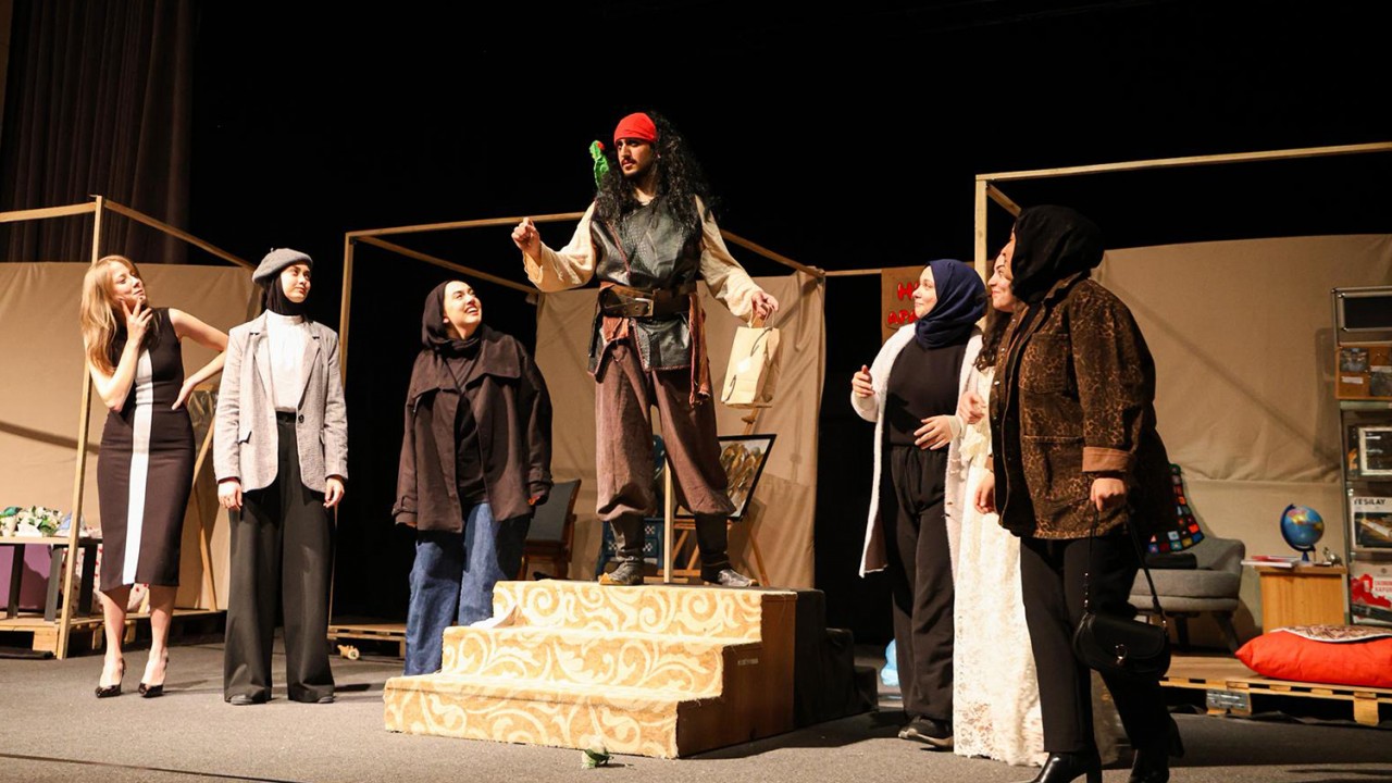 Retro Tiyatro Topluluğu “Huzur Apartmanı” oyunu ile tiyatro sahnesine damga vurdu