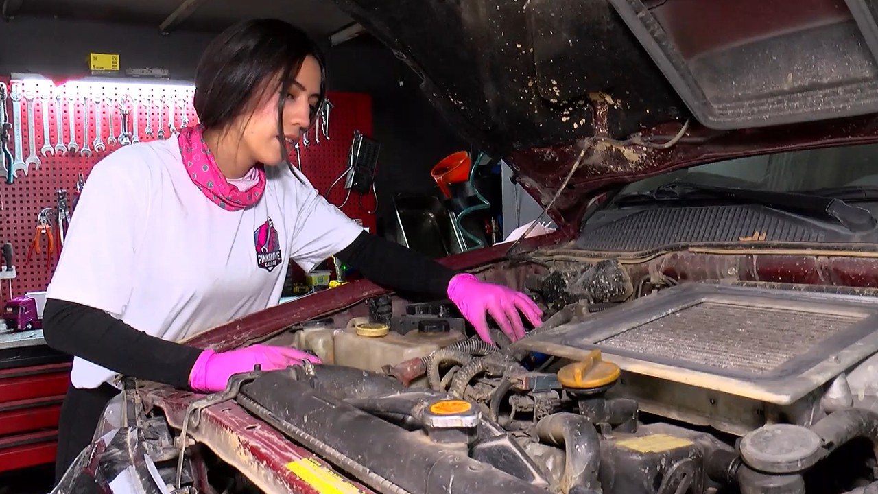 'Yapamazsın' dediler, 15 yaşında başladığı meslekte zirveye çıktı! Sanayinin ‘pembe eldivenli ustası’ ön yargıları yıktı