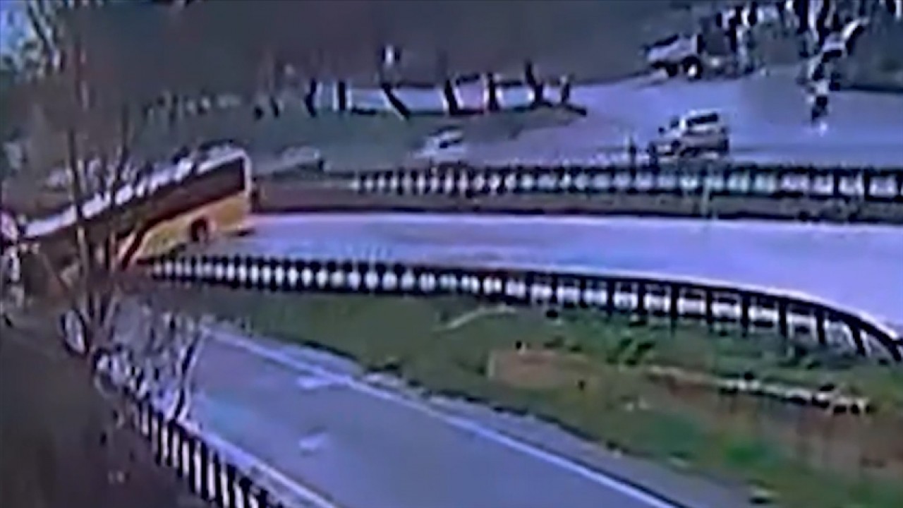 İETT otobüsü yol kenarındaki bariyere çarptı