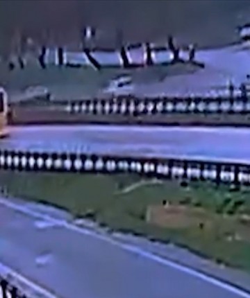 İETT otobüsü yol kenarındaki bariyere çarptı