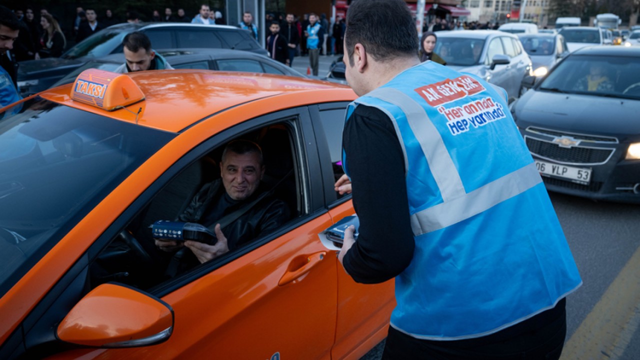 AK Parti Gençlik Kolları "İftara 5 Kala" programı kapsamında vatandaşlara iftarlık dağıttı