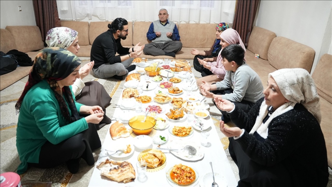 Akşam ezanının en erken okunduğu yerlerden Şemdinli'de ilk iftar yapıldı