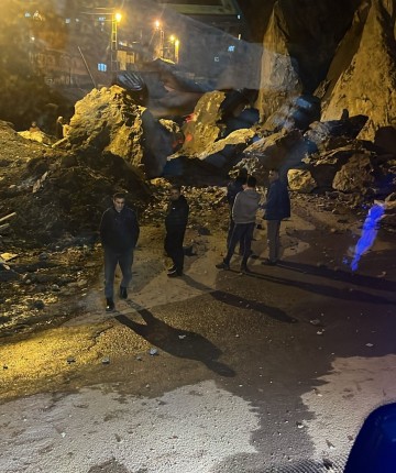 Dev kayalar mahalle yoluna düştü