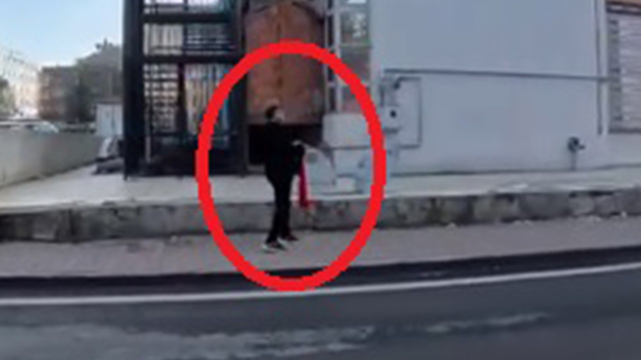 Kaldırımda gördüğü bayrağı alıp öpen Berk: Yerde olmasına izin veremezdim