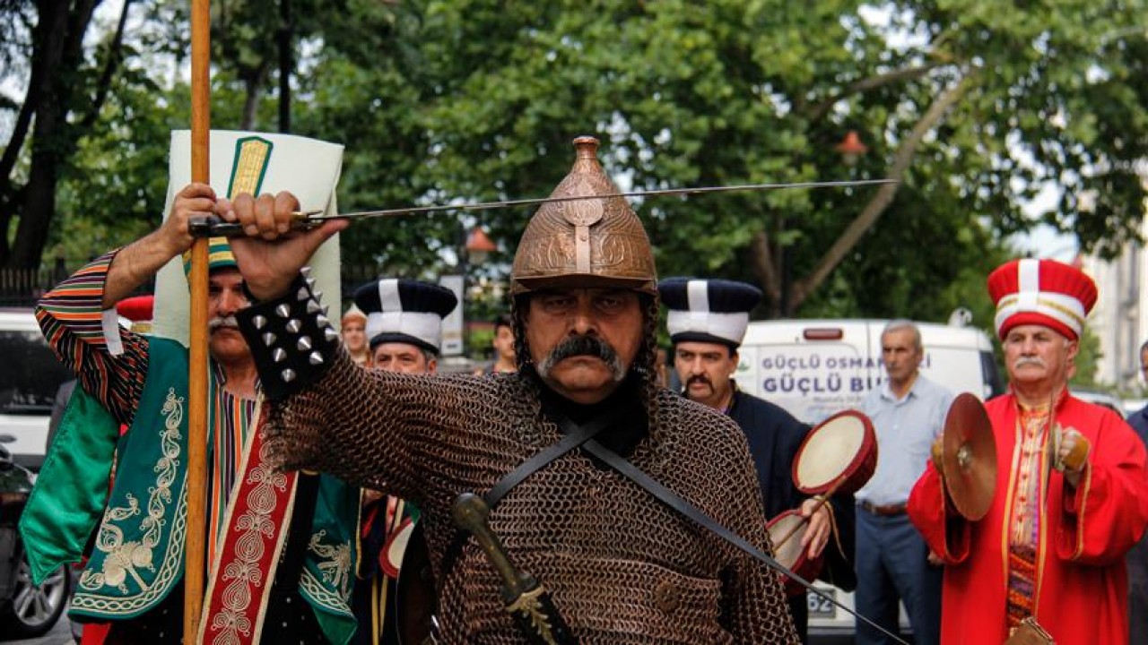 Osmanlı padişahı I. Murad’ın ünvanı ve merkezi Bursa olan sancağa verilen ad olan “hüdavendigar“ ifadesi ne anlama gelir? Milyoner Sorusu