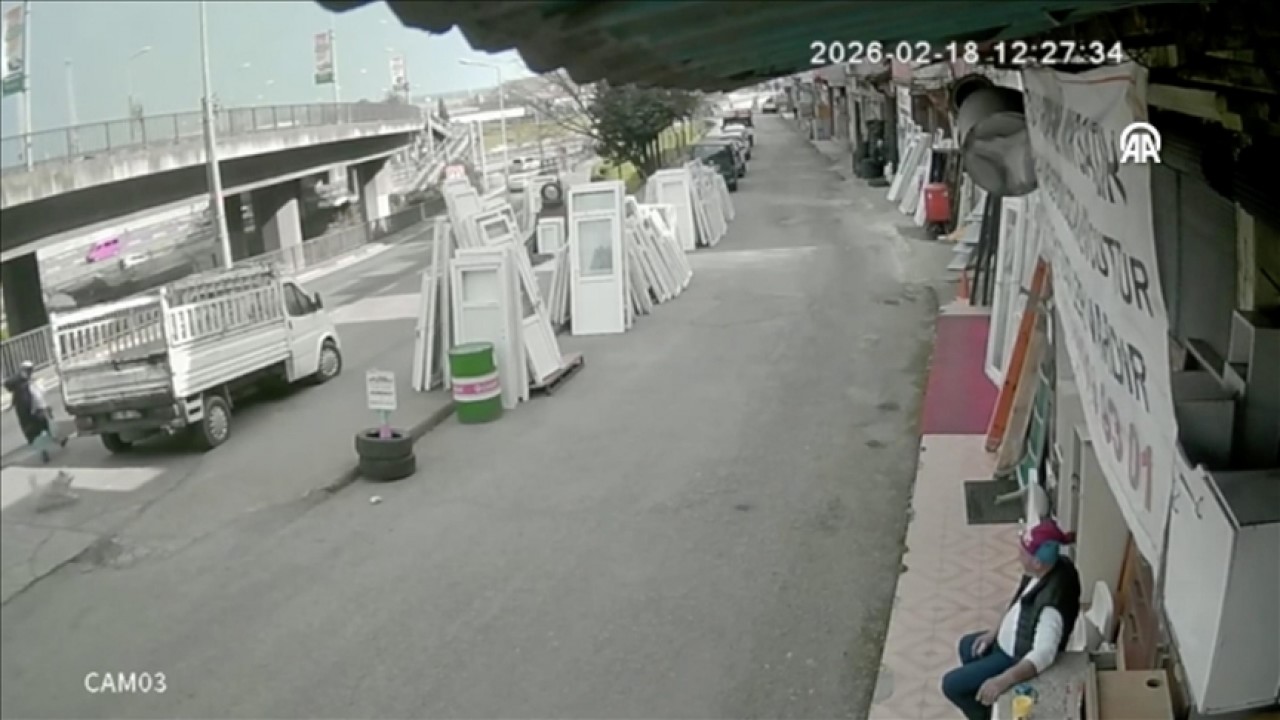 Sahipsiz köpeğin kovaladığı üniversite öğrencisine otobüs çarptı