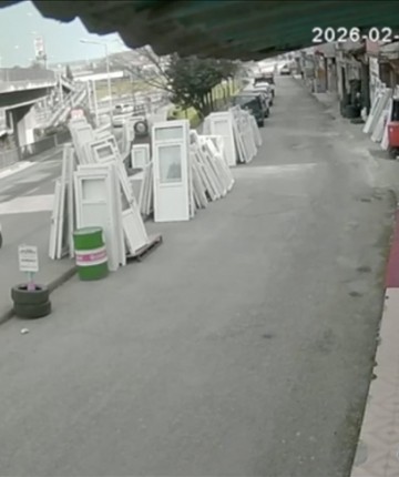 Sahipsiz köpeğin kovaladığı üniversite öğrencisine otobüs çarptı