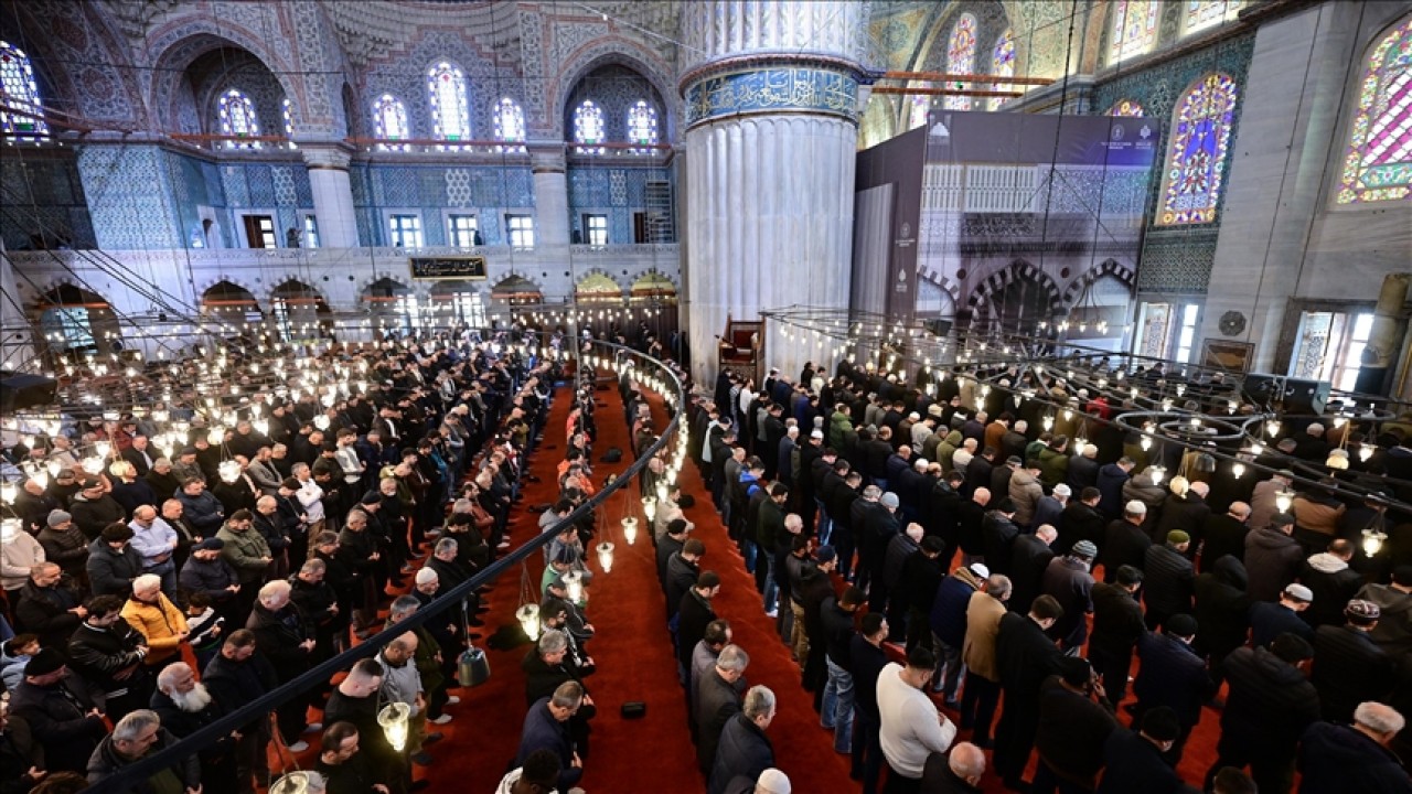 Camilerde ramazanın ilk cuma namazı kılındı