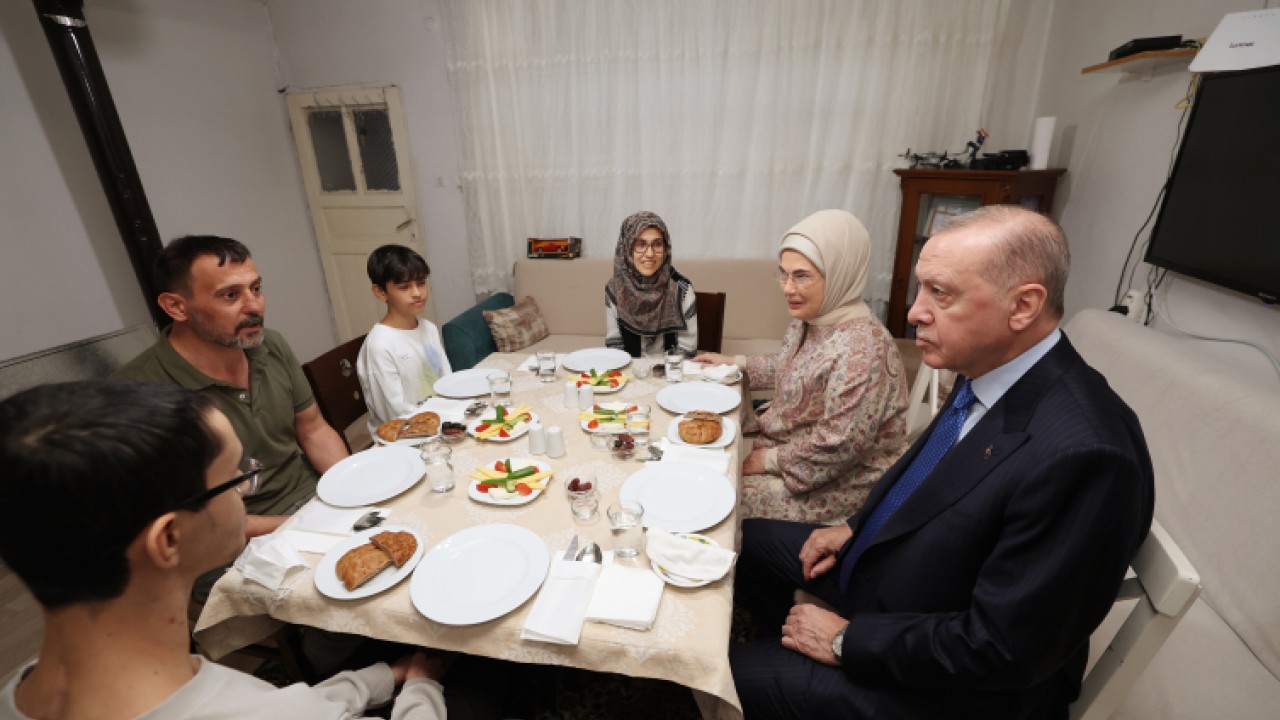 Cumhurbaşkanı Erdoğan İstanbul'da bir ailenin iftar sofrasına konuk oldu