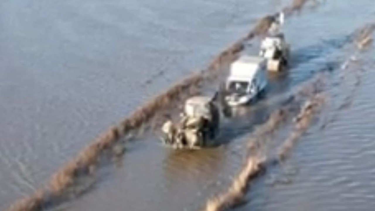 Derenin taşması ile yollar ve tarım arazilerini su bastı; mahsur kalan sürücü kurtarıldı