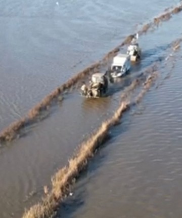 Derenin taşması ile yollar ve tarım arazilerini su bastı; mahsur kalan sürücü kurtarıldı