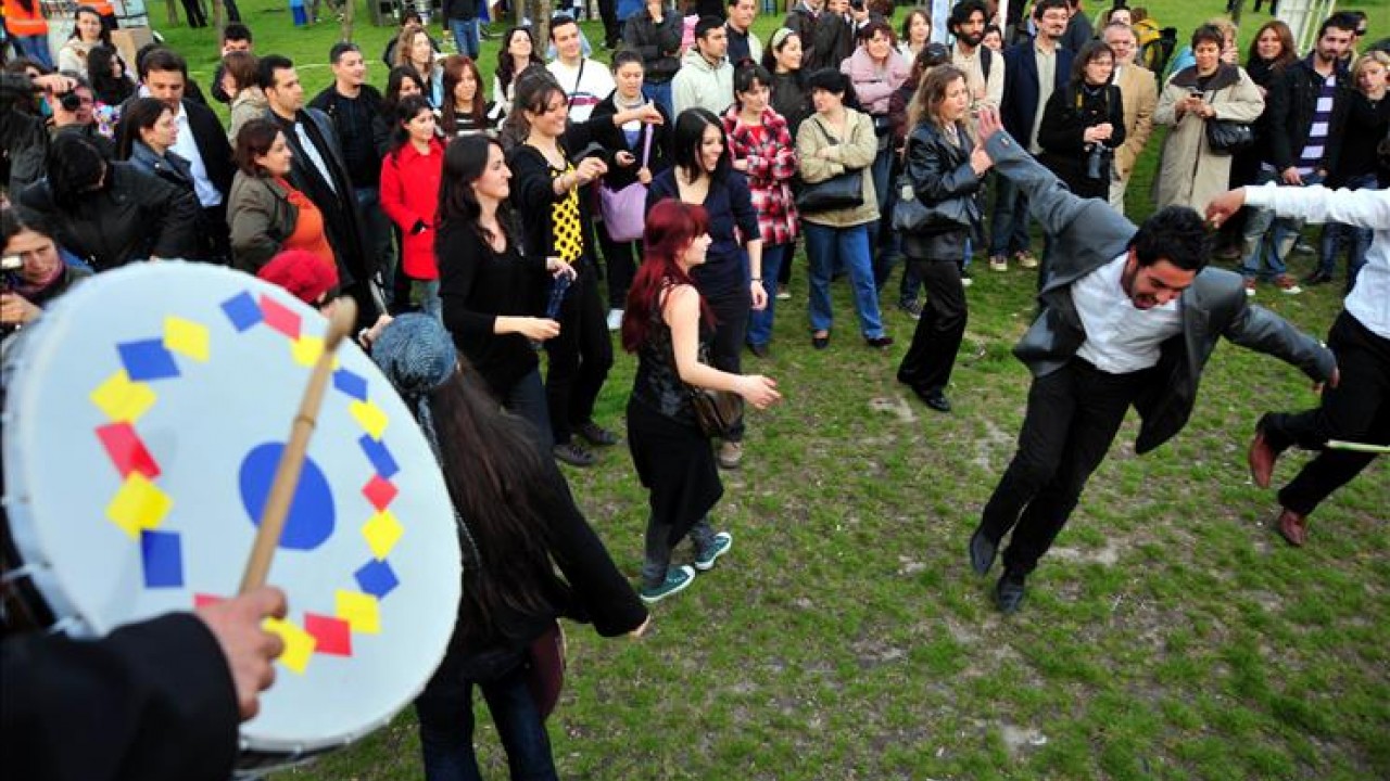 1951 yılında çıkan bir gazete yazısında hangisi için vaktiyle Hıdırellez'den evvel meydana çıkmaz onu kimse arayıp sormaz diye bahsedilmektedir ? Beyaz'la Joker Sorusu