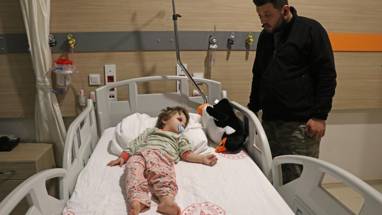 Baba ile 14 aylık kızı komşuları tarafından darbedildi