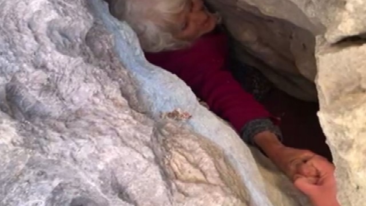 Hayvan otlatmaya çıkıp kayboldu, kayalıklardaki yarığa düşüp halde bulundu