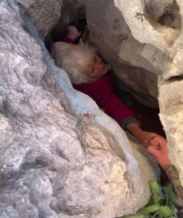 Hayvan otlatmaya çıkıp kayboldu, kayalıklardaki yarığa düşüp halde bulundu