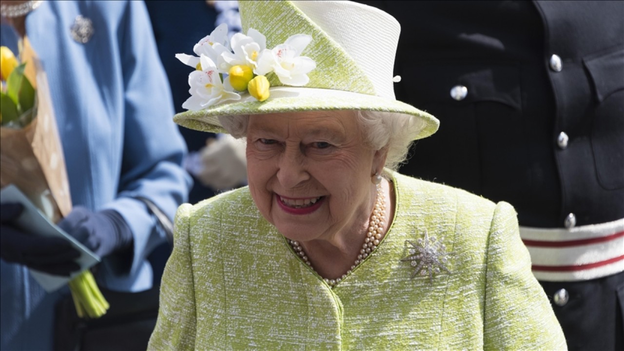 Kraliçe Elizabeth'in 1599'da Koca Türk'e gidecek ve diğer ülkeler arasında çok konuşulacak büyük ve ilginç hediye diye 3. Mehmed'e verdiği hediye nedir ? Beyaz'la Joker Sorusu