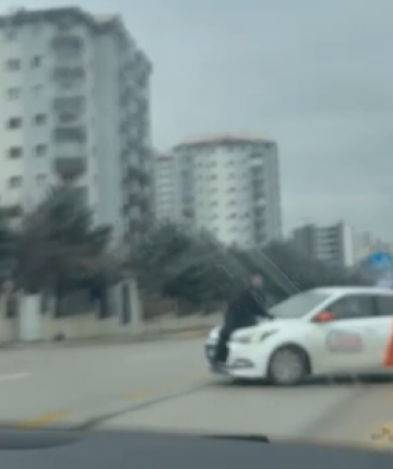 Tartışma sonrası aracın kaputunda metrelerce sürüklendi