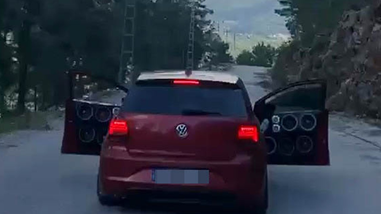 Kapıları açık ilerleyen otomobilin 15 yaşındaki sürücüsüne 60 bin lira ceza